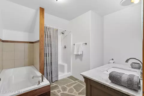 Bath - 76 Caseys Ln, Sandpoint, ID 83864 photo 2 of 5