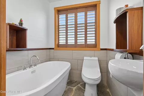 Bath - 76 Caseys Ln, Sandpoint, ID 83864 photo 3 of 5