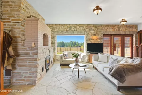 Living - 76 Caseys Ln, Sandpoint, ID 83864 photo 2 of 5