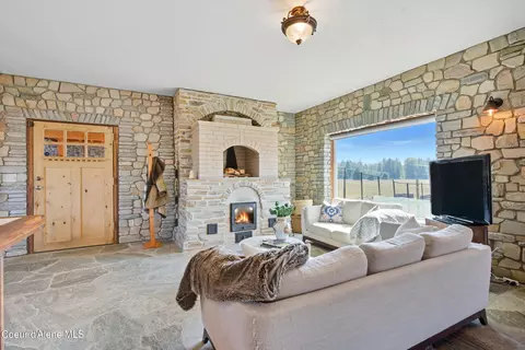 Living - 76 Caseys Ln, Sandpoint, ID 83864 photo 1 of 5