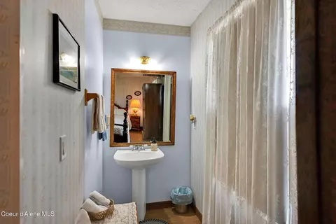 Bath - 134 N Frederick Ave, Harrison, ID 83833 photo 5 of 12