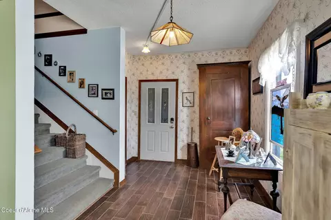 Entry Way - 134 N Frederick Ave, Harrison, ID 83833 photo 3 of 14