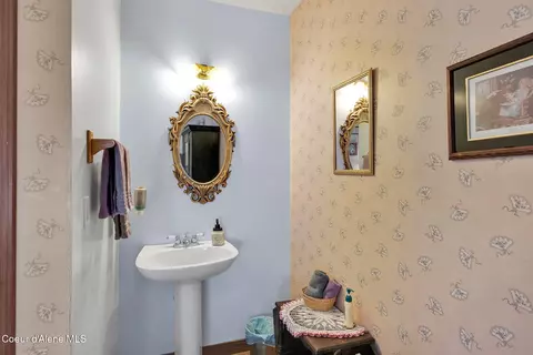 Bath - 134 N Frederick Ave, Harrison, ID 83833 photo 9 of 12