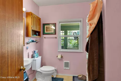Bath - 134 N Frederick Ave, Harrison, ID 83833 photo 3 of 12