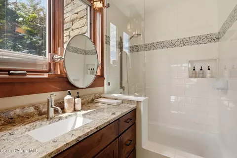 Bath - 203 Shannon Ln, Dover, ID 83825 photo 11 of 13
