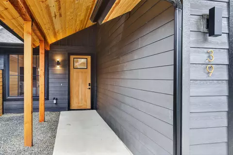 39 Rebecca Ln, Nordman, ID 83848