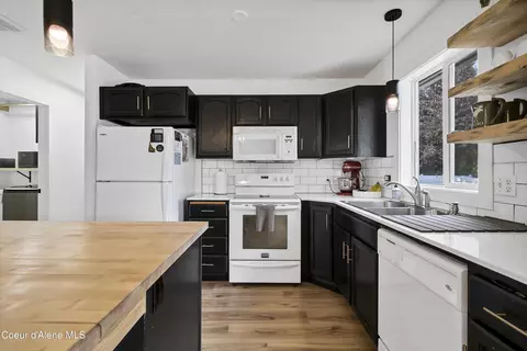 Kitchen - 1400 E Cactus Ave, Post Falls, ID 83854 photo 2 of 3