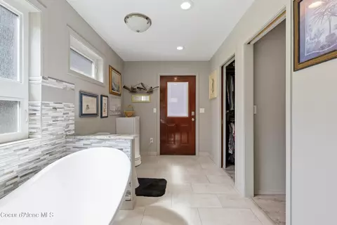 Entry Way - 1542 Peninsula Rd, Hope, ID 83836 photo 6 of 8