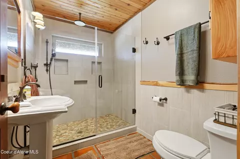 Bath - 1542 Peninsula Rd, Hope, ID 83836 photo 3 of 4