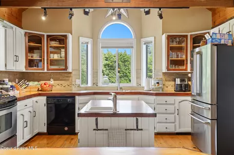 Kitchen - 1542 Peninsula Rd, Hope, ID 83836 photo 3 of 5