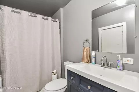 Bath - 108 E Lincoln Ct, Harrison, ID 83833 photo 1 of 1