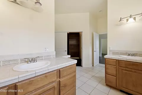 Bath - 18772 W Riverview Dr, Post Falls, ID 83854 photo 2 of 5