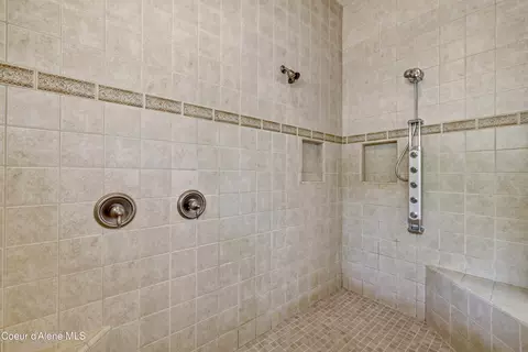 Bath - 18772 W Riverview Dr, Post Falls, ID 83854 photo 4 of 5