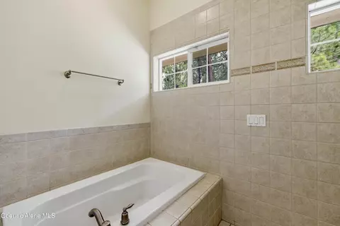 Bath - 18772 W Riverview Dr, Post Falls, ID 83854 photo 3 of 5