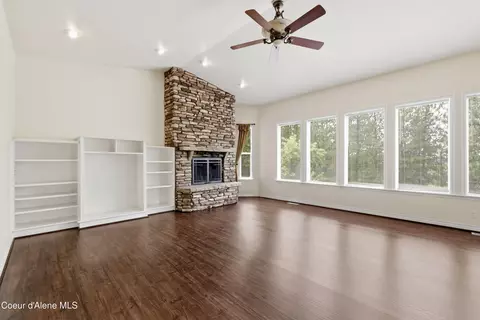 Living - 18772 W Riverview Dr, Post Falls, ID 83854 photo 3 of 9