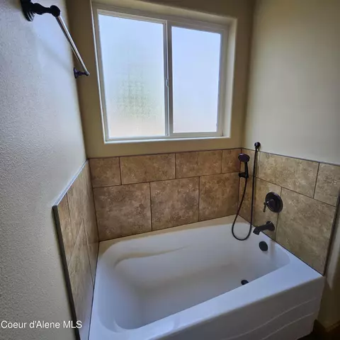 Bath - 5950 E Colin Dr, Athol, ID 83801 photo 2 of 5