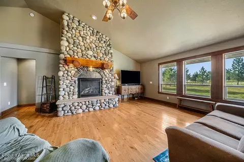 Living - 31574 N Sienna Loop, Athol, ID 83801 photo 2 of 5