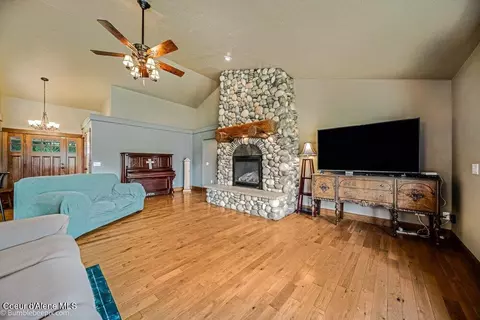 Living - 31574 N Sienna Loop, Athol, ID 83801 photo 4 of 5
