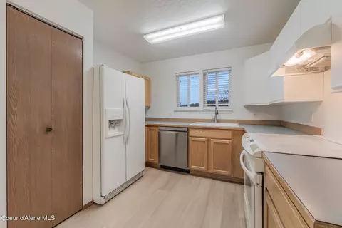 Kitchen - 3683 E Mullan Ave, Post Falls, ID 83854 photo 5 of 6