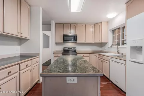 Kitchen - 3683 E Mullan Ave, Post Falls, ID 83854 photo 2 of 6