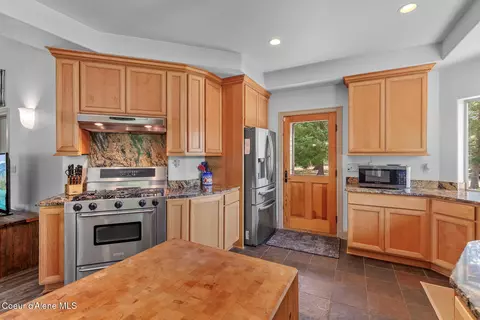 Kitchen - 10240 E Howard Rd, Athol, ID 83801 photo 4 of 9