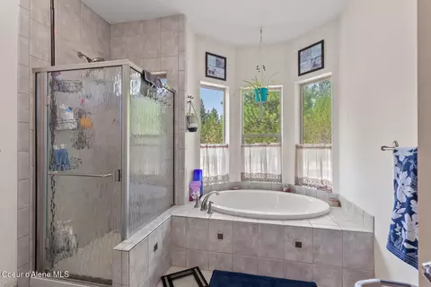 Bath - 10240 E Howard Rd, Athol, ID 83801 photo 2 of 5