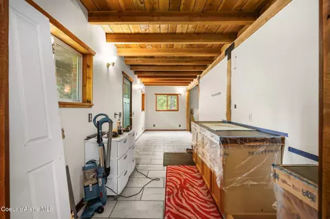 Entry Way - 245 E Wrenco Rd, Sandpoint, ID 83864 photo 3 of 9