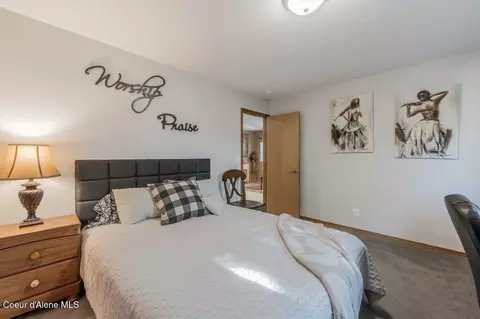 Bedroom - 11413 N Summit Loop, Hauser, ID 83854 photo 6 of 10