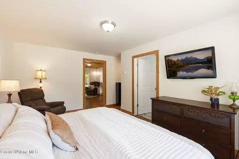 Bedroom - 925 Lower Pack River Rd, Sandpoint, ID 83864 photo 2 of 6