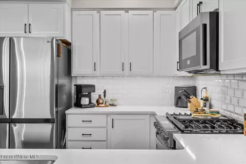 Kitchen - 930 E Railroad Ave, Post Falls, ID 83854 photo 3 of 4