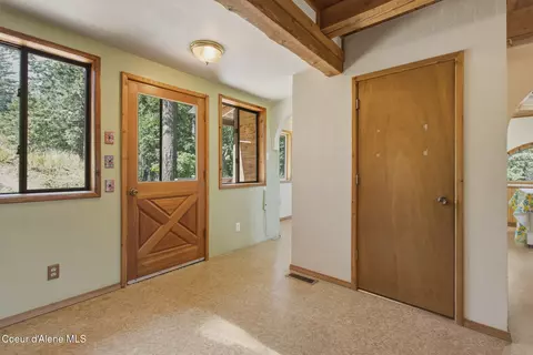 Entry Way - 932 Green Pasture Rd, Naples, ID 83847 photo 2 of 5