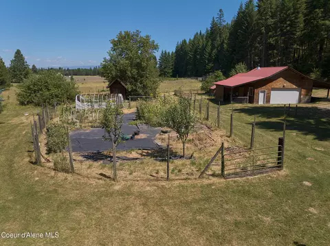 Exterior - 932 Green Pasture Rd, Naples, ID 83847 photo 3 of 15
