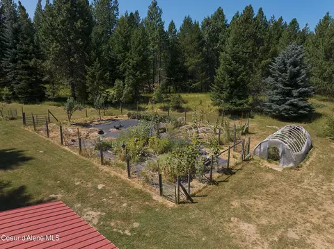 Exterior - 932 Green Pasture Rd, Naples, ID 83847 photo 6 of 15