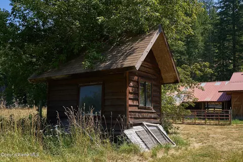 Exterior - 932 Green Pasture Rd, Naples, ID 83847 photo 12 of 15