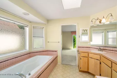 Bath - 4970 E Shoreline Dr, Post Falls, ID 83854 photo 2 of 3