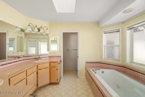 Bath - 4970 E Shoreline Dr, Post Falls, ID 83854 photo 1 of 3