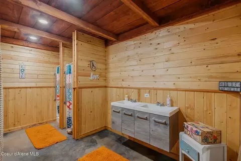 Bath - 6328 River Rd, Clark Fork, ID 83811 photo 4 of 7