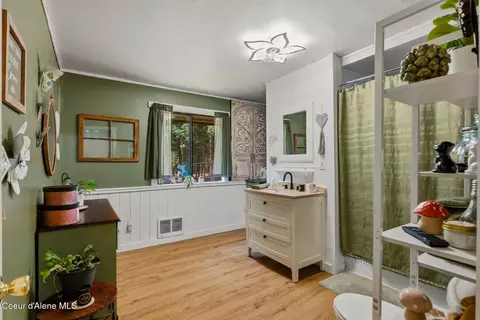 Bath - 6328 River Rd, Clark Fork, ID 83811 photo 1 of 7