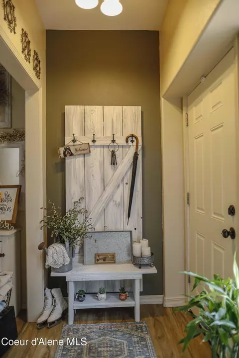Entry Way - 483 Paradise Ln, Pinehurst, ID 83850 photo 9 of 10