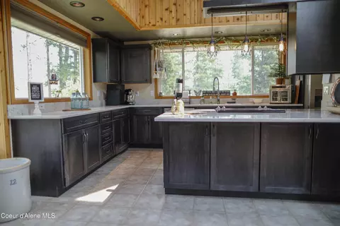 Kitchen - 483 Paradise Ln, Pinehurst, ID 83850 photo 14 of 15