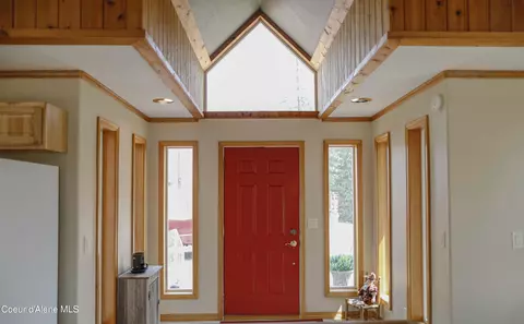 Entry Way - 483 Paradise Ln, Pinehurst, ID 83850 photo 11 of 13