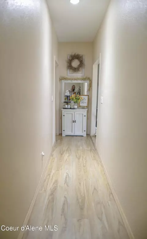 Entry Way - 483 Paradise Ln, Pinehurst, ID 83850 photo 10 of 10