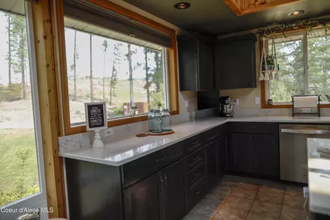 Kitchen - 483 Paradise Ln, Pinehurst, ID 83850 photo 4 of 15