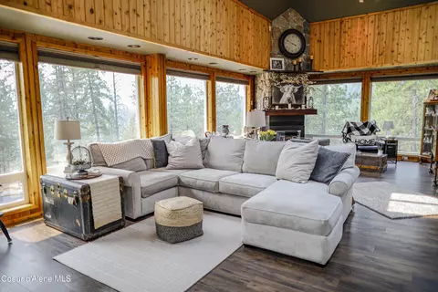 Living - 483 Paradise Ln, Pinehurst, ID 83850 photo 1 of 5