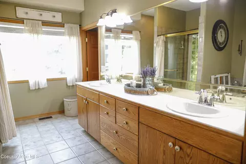 Bath - 483 Paradise Ln, Pinehurst, ID 83850 photo 5 of 6