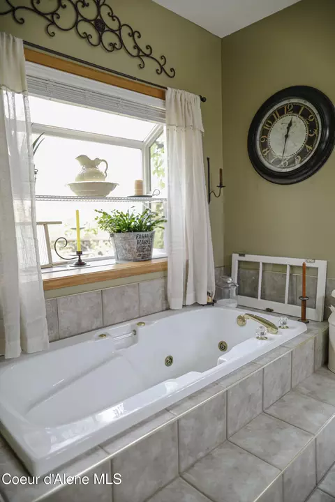 Bath - 483 Paradise Ln, Pinehurst, ID 83850 photo 6 of 6