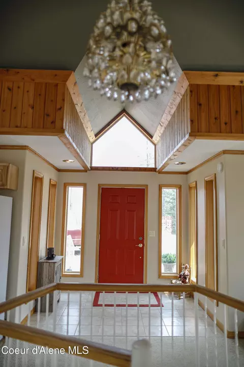 Entry Way - 483 Paradise Ln, Pinehurst, ID 83850 photo 12 of 13