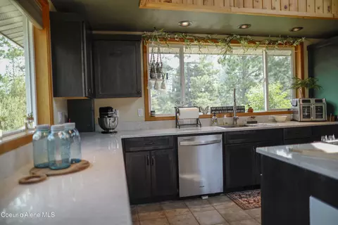 Kitchen - 483 Paradise Ln, Pinehurst, ID 83850 photo 11 of 15