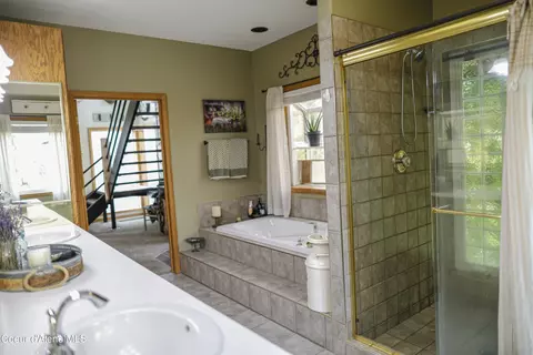 Bath - 483 Paradise Ln, Pinehurst, ID 83850 photo 2 of 6