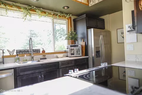 Kitchen - 483 Paradise Ln, Pinehurst, ID 83850 photo 5 of 15